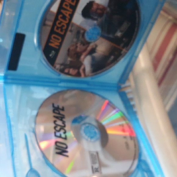 No Escape Blu Ray 2 dvd set (SKU stock shelf) - Picture 2 of 3